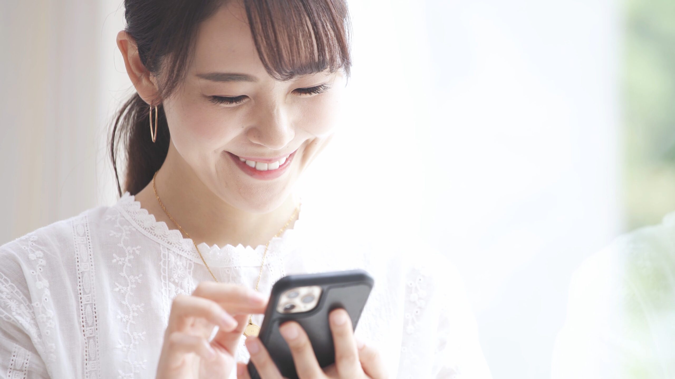 スマートフォンを操作している若い女性